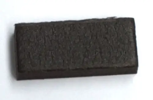 Dunkles, rechteckiges Dichtmaterial, vermutlich zur Abdichtung, das mit Daikin-Produkten verwendet wird. Textur ist leicht rau und uneben.